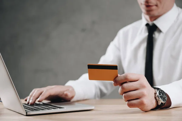 Tiro Recortado Empresário Segurando Cartão Crédito Usando Laptop — Fotografia de Stock