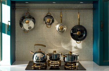 soba ve mutfakta asılı üzerinde çeşitli dishware