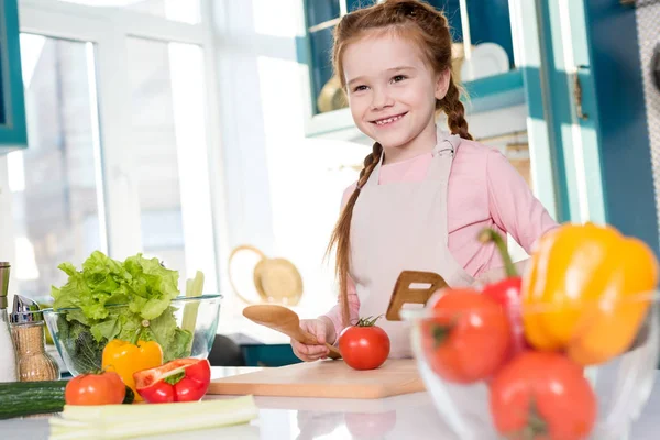 Lindo Niño Feliz Delantal Cocina Cocina — Foto de Stock