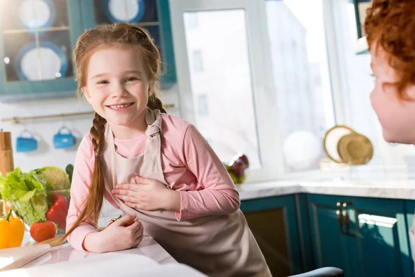 Adorable Niño Pequeño Delantal Sonriendo Cámara Mientras Cocina Con Amigo — Foto de Stock