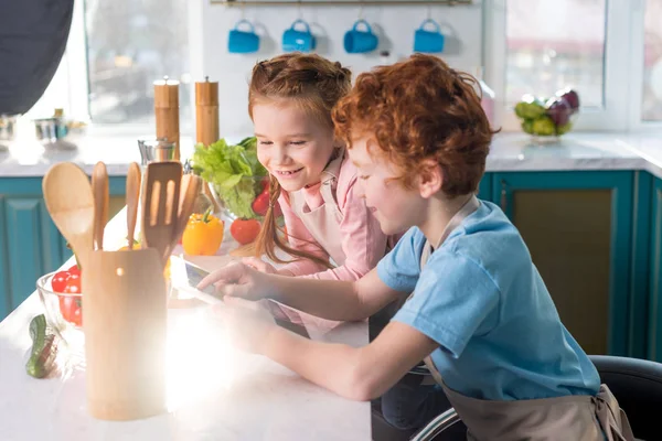 Enfants Heureux Utilisant Tablette Numérique Tout Cuisinant Ensemble Dans Cuisine — Photo