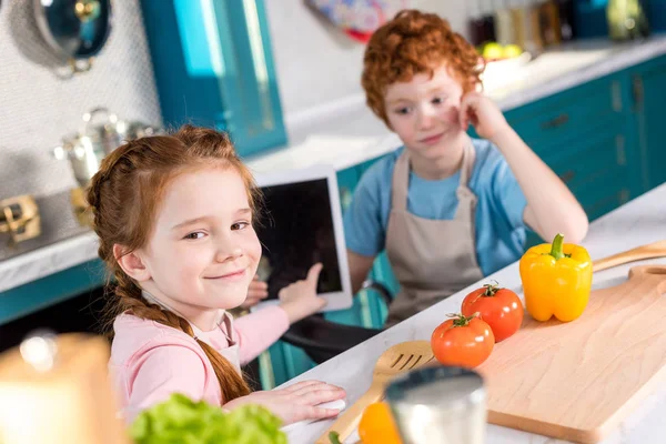 Barn Som Bruker Digital Tablett Mens Lager Mat Sammen Kjøkkenet – stockfoto