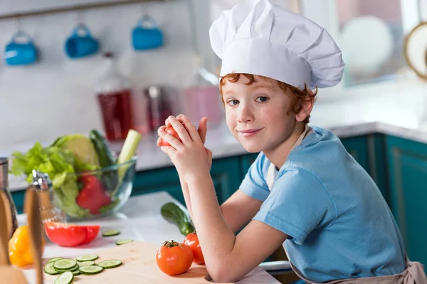 Menino Bonito Chapéu Chef Sorrindo Para Câmera Enquanto Cozinha Cozinha — Fotografia de Stock