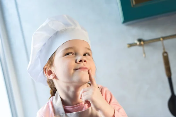 Adorable Niño Sombrero Chef Sonriendo Mirando Hacia Otro Lado Cocina — Foto de Stock