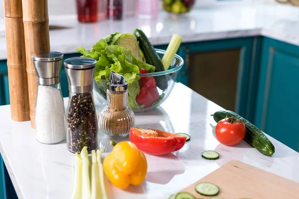Nahaufnahme Von Frischem Gemüse Und Gewürzen Auf Dem Küchentisch — Stockfoto
