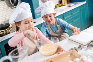 mutlu çocuk mutfakta hamur yapma chef şapka