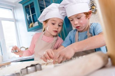 chef şapka ve önlük kurabiye birlikte hazırlanıyor şirin küçük çocuklarda 