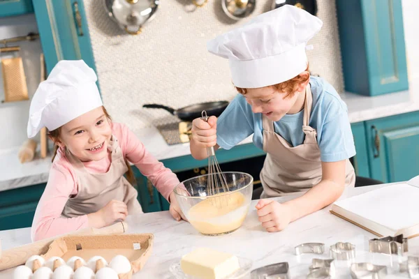 Niños Pequeños Felices Sombreros Chef Delantales Batiendo Masa Cocina — Foto de Stock