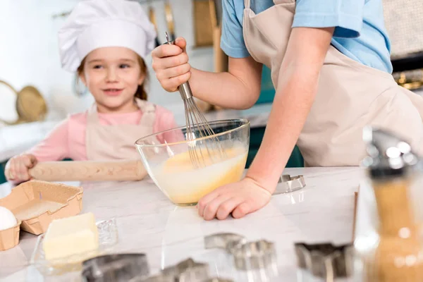 Abgeschnittene Aufnahme Von Kindern Schürzen Beim Gemeinsamen Zubereiten Von Teig — kostenloses Stockfoto