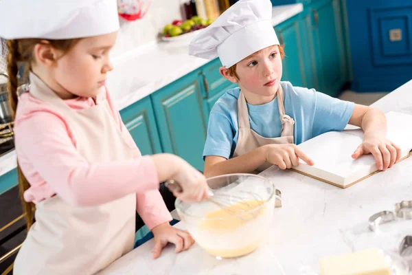 Lindos Niños Pequeños Sombreros Chef Haciendo Masa Leyendo Libro Cocina — Foto de stock gratis