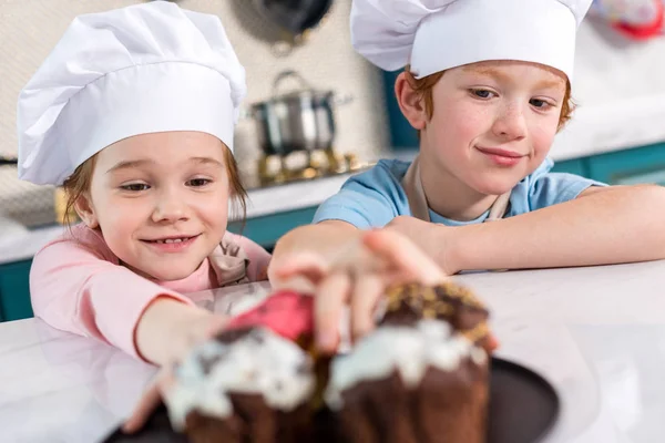 Küçük Çocuklarda Gülümseyen Chef Şapka Lezzetli Kekler Tutulur Arıyorum — Stok fotoğraf