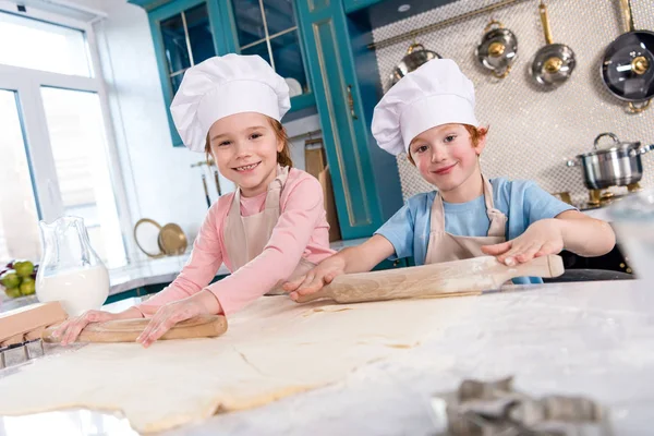 Niños Preparando Masa Sonriendo Cámara Cocina —  Fotos de Stock