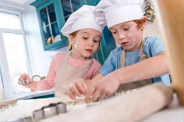 Niedliche Kleine Kinder Kochmützen Und Schürzen Bereiten Gemeinsam Plätzchen — Stockfoto