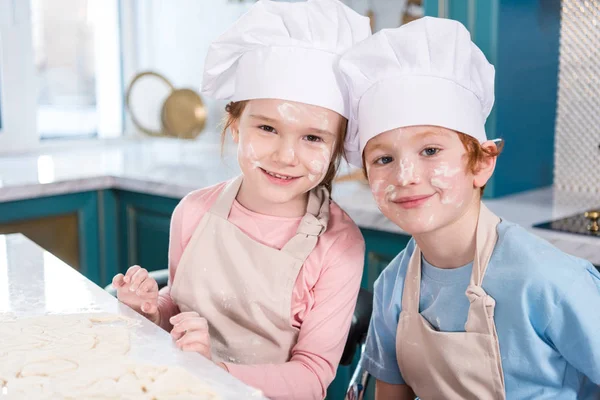 Simpatici Bambini Cuoco Cappelli Farina Sui Volti Sorridenti Alla Macchina — Foto Stock