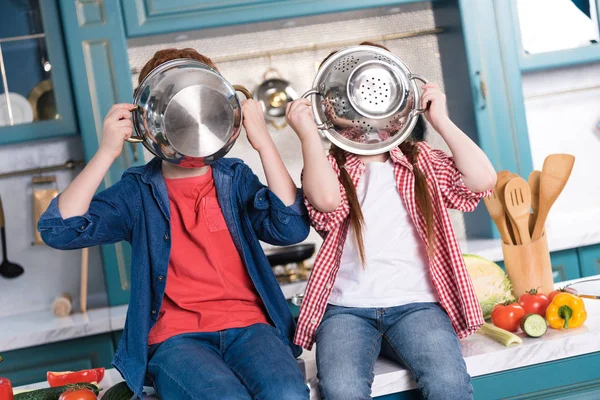 Χαριτωμένα Παιδάκια Διασκεδάζουν Σκεύη Κουζίνας — Φωτογραφία Αρχείου