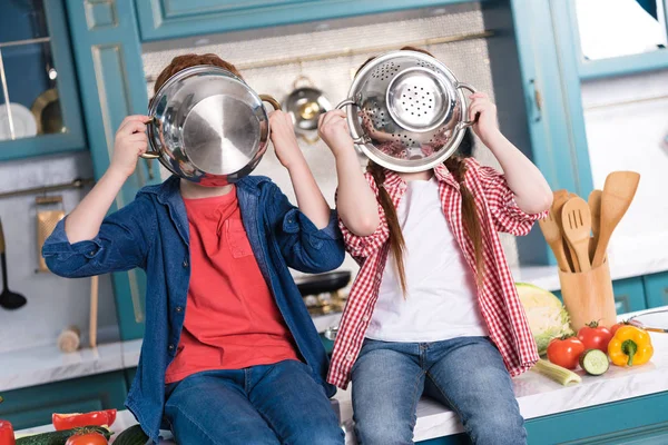 Simpatici Bambini Che Divertono Con Gli Utensili Cucina — Foto Stock