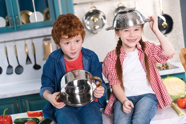 Crianças Adoráveis Divertindo Com Utensílios Cozinha — Fotografia de Stock