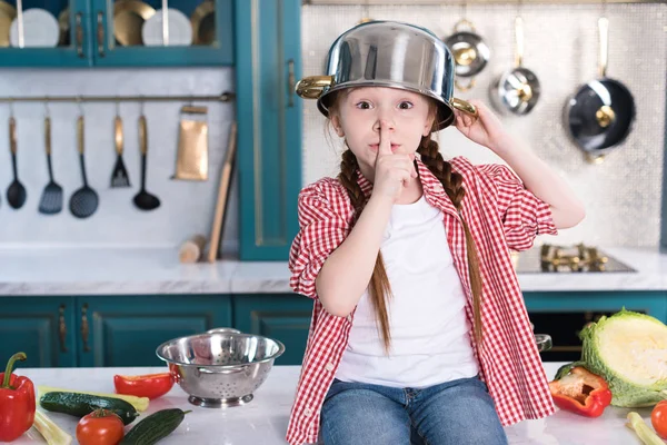 Mignon Enfant Avec Casserole Sur Tête Regardant Caméra Geste Pour — Photo