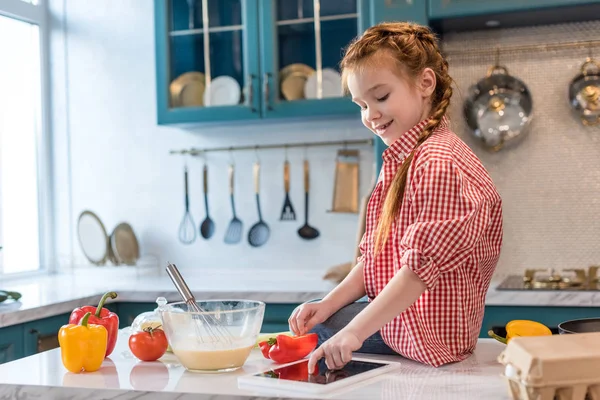 Χαριτωμένο Χαμογελαστό Παιδί Χρησιμοποιώντας Ψηφιακό Tablet Κατά Μαγείρεμα Στην Κουζίνα — Φωτογραφία Αρχείου