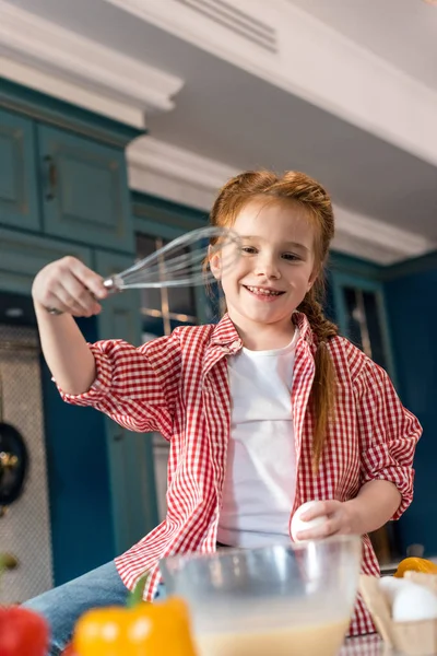 Χαριτωμένο Χαμογελαστό Παιδί Κρατώντας Σύρμα Ενώ Μαγείρεμα Στην Κουζίνα — Δωρεάν Φωτογραφία