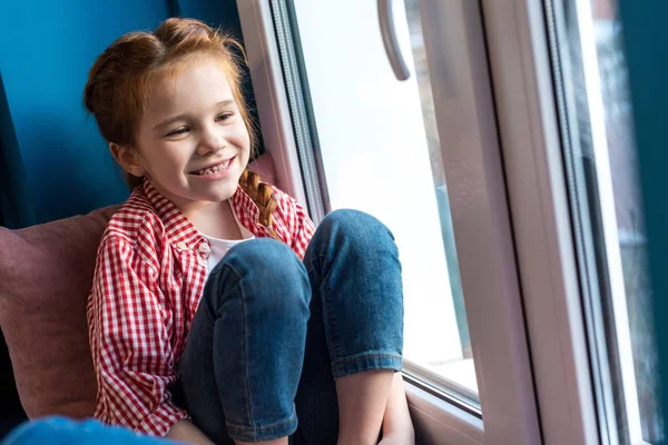 Schönes Glückliches Kleines Kind Das Auf Der Fensterbank Sitzt Und — Stockfoto