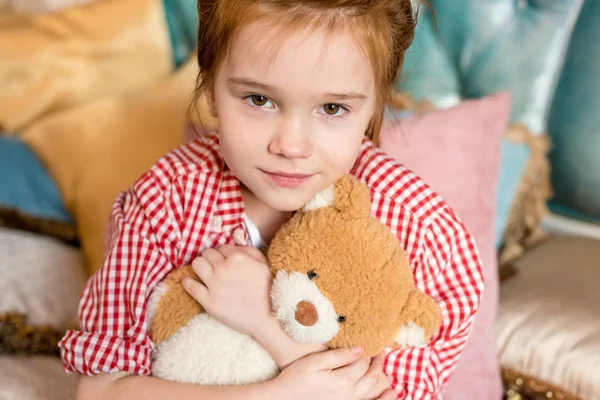 Roztomilé Malé Dítě Objímá Medvídka Usmívá Kameru — Stock fotografie