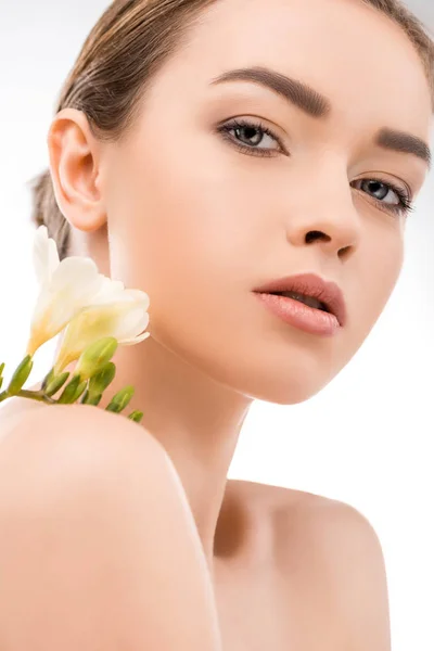 Schöne Mädchen Mit Perfekter Haut Hält Blume Isoliert Auf Weiß — Stockfoto