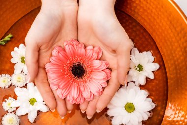 çiçekli tırnaklar için spa banyo yapma kadının kırpılmış görünümü