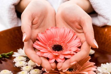 Çiçekler için spa banyo yapma kadın kısmi görünümünü çivi
