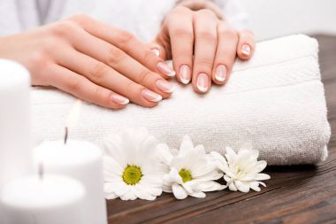 Tıp ve spa yordam güzellik salonunda yapmadan kadının kırpılmış görünümü