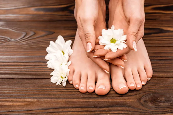 Bijgesneden Beeld Van Vrouwelijke Handen Voeten Met Medicijnen Pedicure Houten — Stockfoto