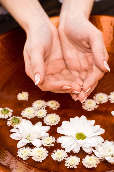 Vista Recortada Mujer Haciendo Baño Con Flores Para Las Uñas — Foto de Stock