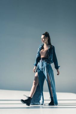 trendy denim giysiler içinde güzel kadın