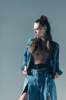 gri izole denim giysiler içinde poz güzel kız