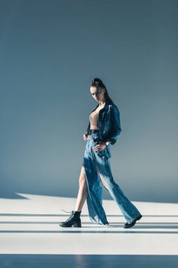 güzel genç kadın şık denim giysiler içinde poz