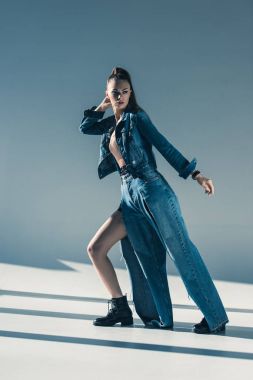 güzel genç kadın trendy denim giysileri moda çekimi için poz