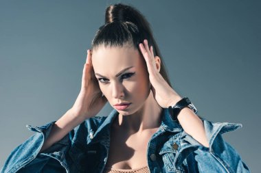 gri izole denim giysiler içinde poz genç esmer kadın