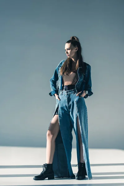 Bella Donna Elegante Abiti Denim Alla Moda — Foto Stock