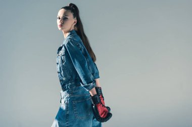denim giysiler ve Boks eldiveni, gri izole şık esmer kız
