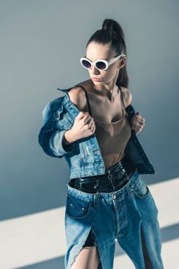 moda model poz denim stil ve güneş gözlüğü