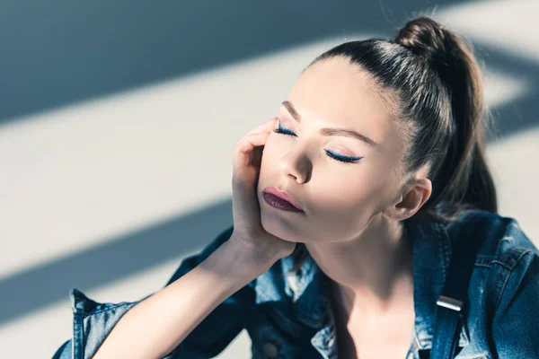 Belle Femme Aux Yeux Fermés Avec Maquillage Bleu — Photo