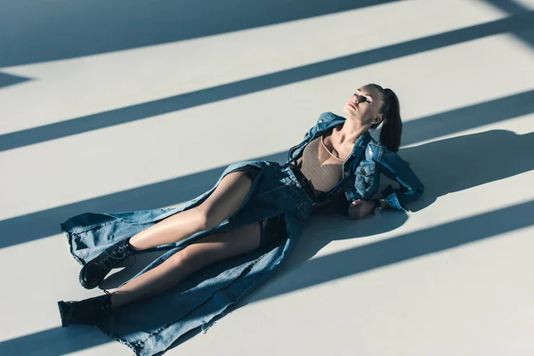 Beau Modèle Denim Couché Sur Sol Avec Des Ombres — Photo