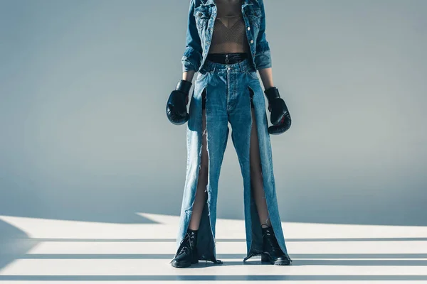 Ausgeschnittene Ansicht Einer Frau Jeanskleidung Mit Boxhandschuhen — kostenloses Stockfoto