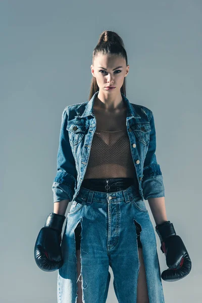 Mooie Stijlvolle Meisje Denim Kleding Met Bokshandschoenen Geïsoleerd Grijs — Stockfoto