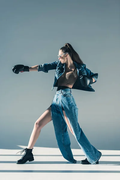 Meisje Denim Kleding Zonnebrillen Bokshandschoenen Poseren Voor Mode Shoot — Stockfoto