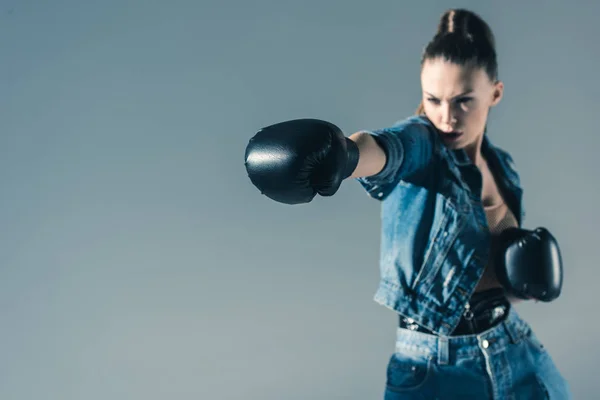 Selectieve Aandacht Van Boksen Meisje Denim Kleding Geïsoleerd Grijs — Stockfoto