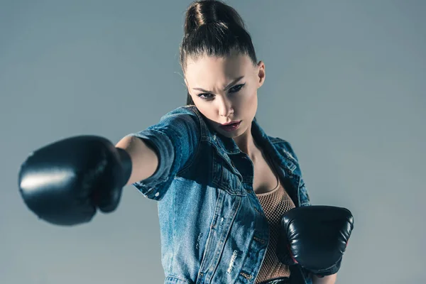 Caucasienne Fille Denim Vêtements Gants Boxe Isolé Sur Gris — Photo