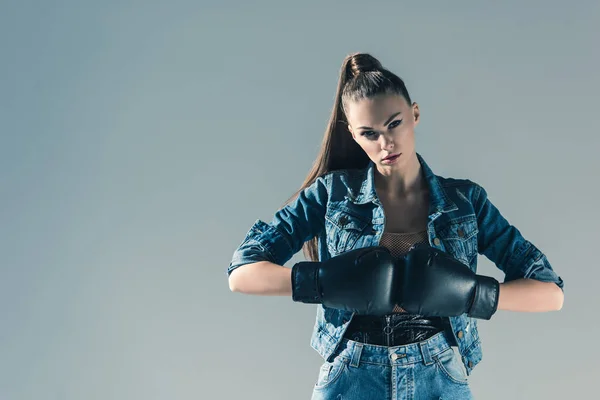 Κομψό Κορίτσι Τζιν Ρούχα Και Γάντια Του Μποξ Απομονώνονται Γκρι — Φωτογραφία Αρχείου