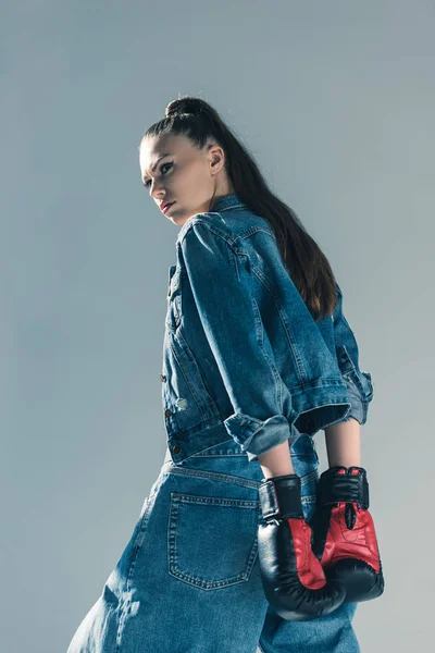 Menina Elegante Jeans Luvas Boxe Isolado Cinza — Fotografia de Stock