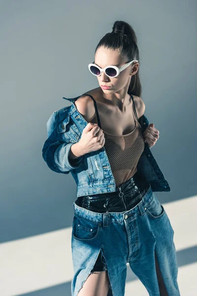 Modelo Moda Posando Estilo Denim Gafas Sol — Foto de Stock